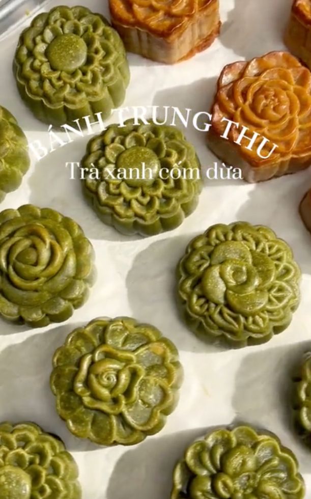 Công thức làm bánh Trung Thu vị matcha cốm dừa béo bùi, lạ miệng