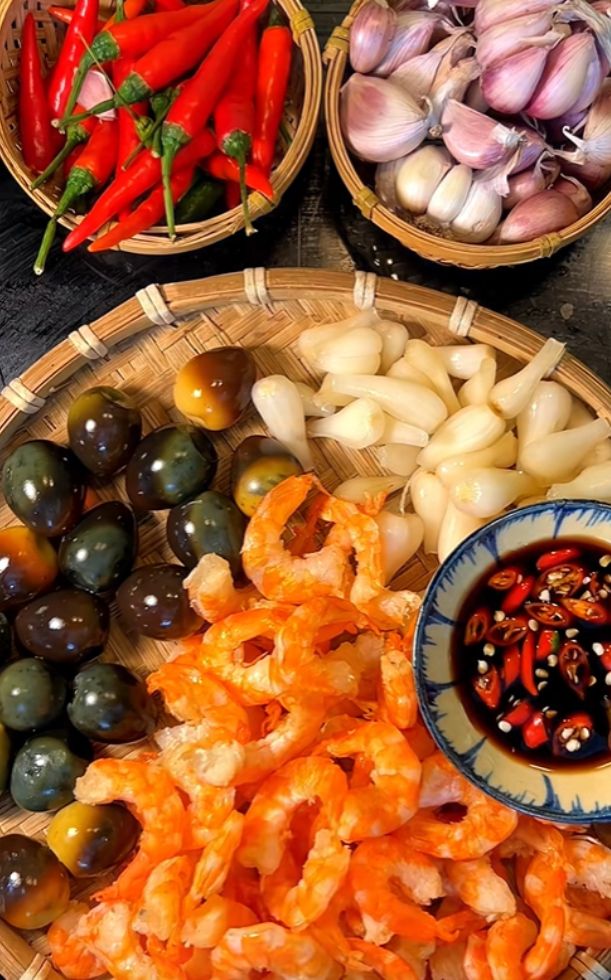 Hướng dẫn làm món nhắm trứng bắc thảo tôm khô củ kiệu đơn giản mùa đá bóng