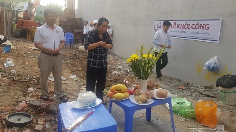 Phải đối chiếu với tuổi âm lịch của người đứng tên mảnh đất hoặc ngôi nhà