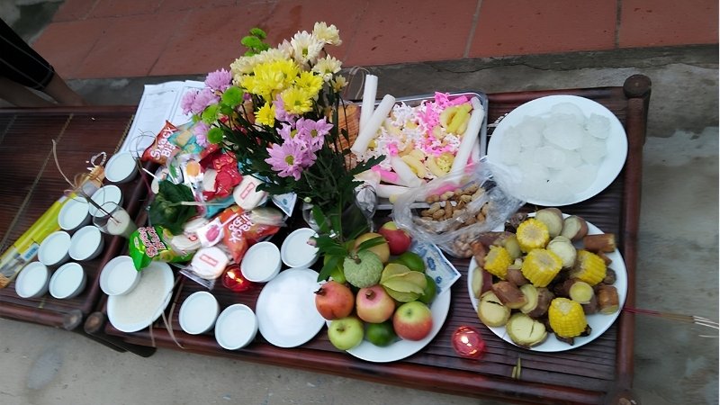 Bàn cúng phải đặt ngoài trời, trước cửa hoặc sân để tránh dẫn âm khí vào nhà