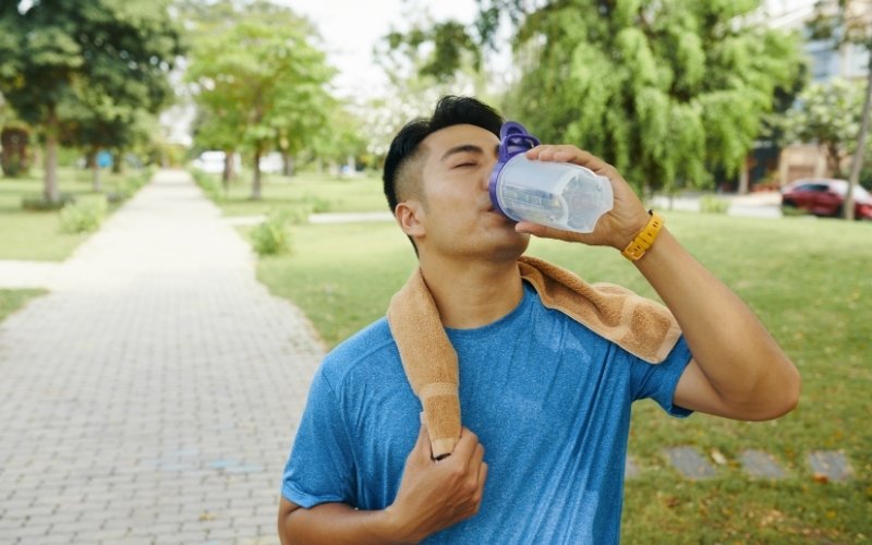 Hạn chế đạm purin cao, kiêng rượu bia, uống đủ nước và vận động nhẹ nhàng