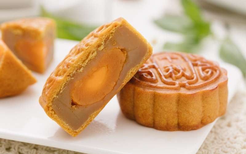 Người bị gan nhiễm mỡ hạn chế ăn bánh Trung Thu nhiều lòng đỏ trứng muối