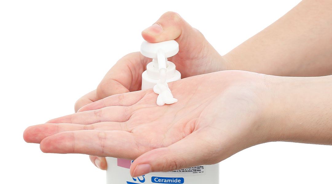Sữa tắm Ceradan Moisturising bổ sung Ceramide, duy trì làn da ẩm mượt