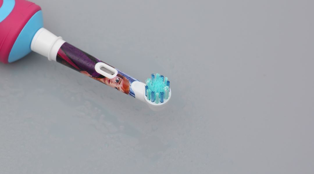 Bàn chải điện trẻ em Oral-B Vitality D12 Stages Power Frozen