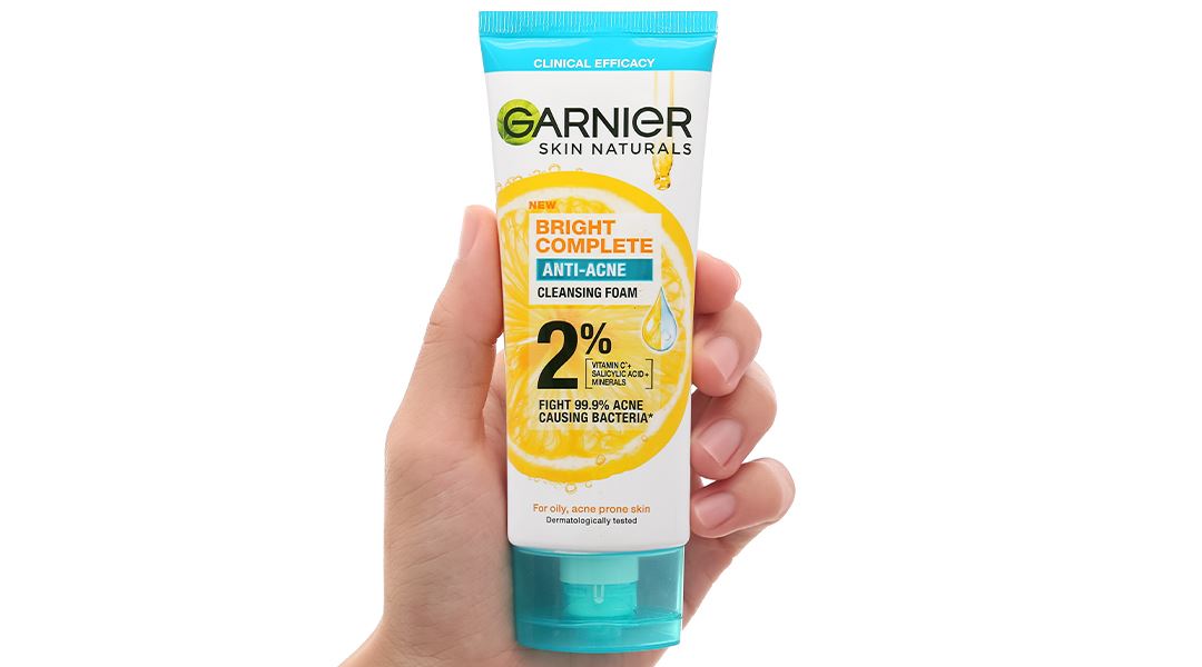 Sữa rửa mặt Garnier Skin Naturals Bright Complete Anti-Acne ngừa mụn