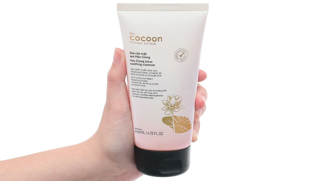 Sữa rửa mặt Cocoon Sen Hậu Giang làm sạch dịu êm cho da nhạy cảm