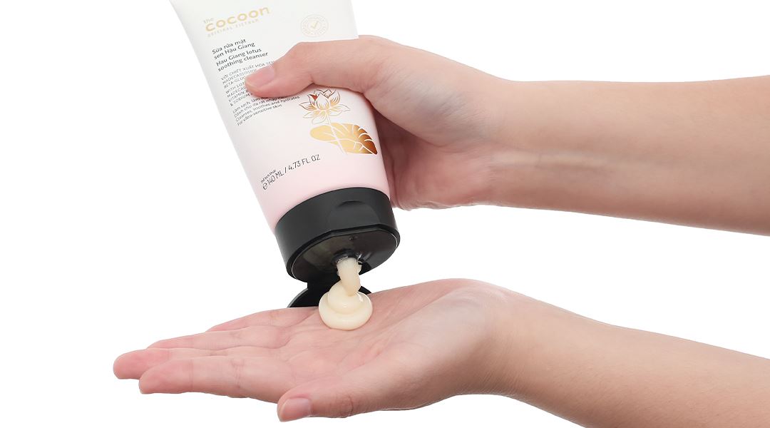 Sữa rửa mặt Cocoon Sen Hậu Giang làm sạch dịu êm cho da nhạy cảm