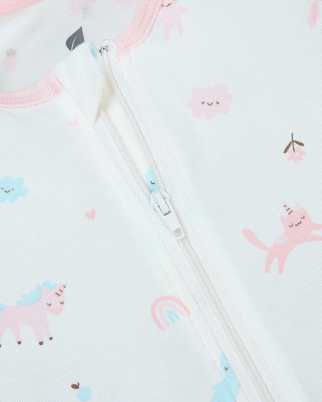 Nhộng chũn có khóa Lullaby NH756R 1 - 3 tháng màu trắng - hồng 4