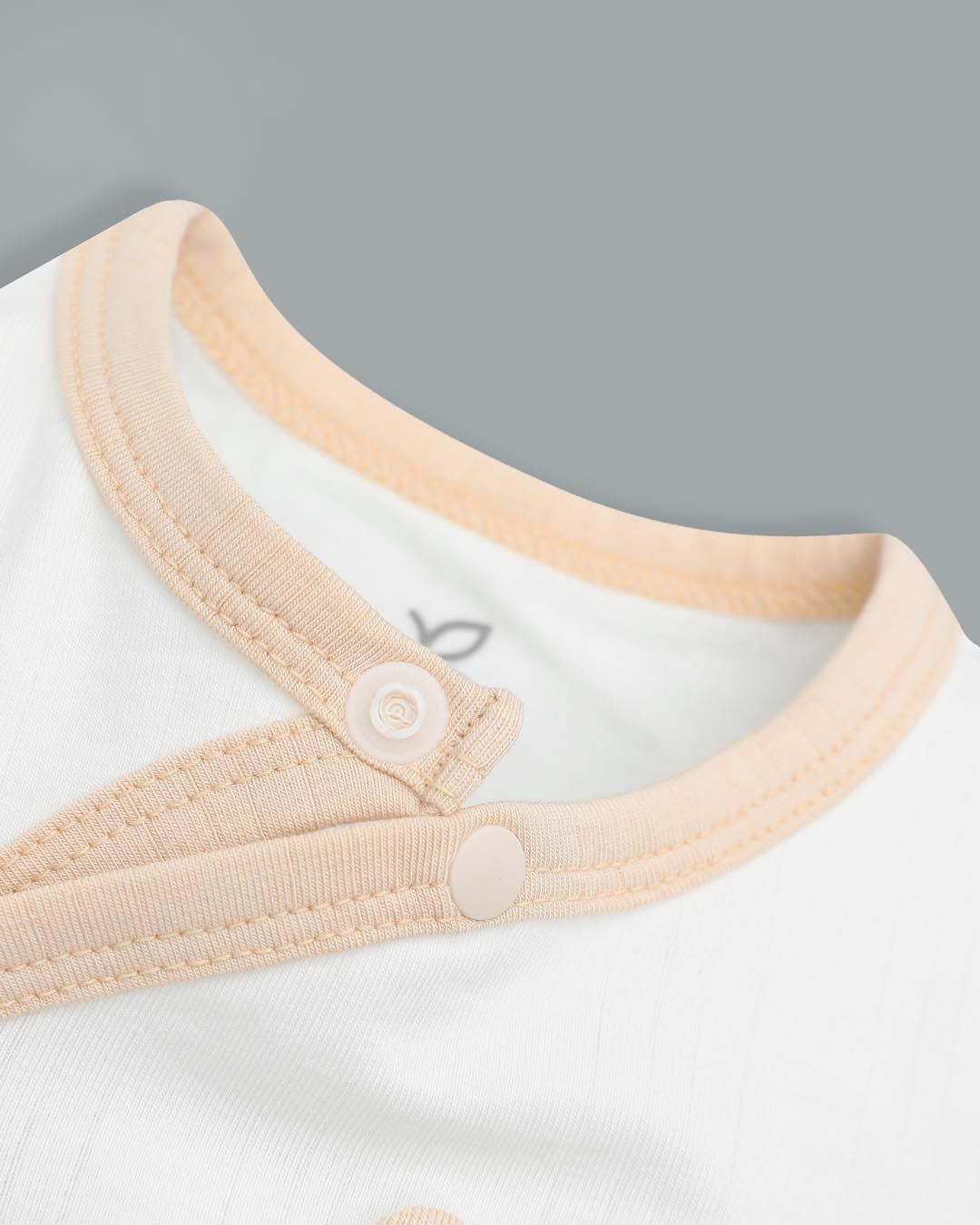 Bodysuit cài chéo gấu con ngộ nghĩnh La Pomme màu trắng - be 5