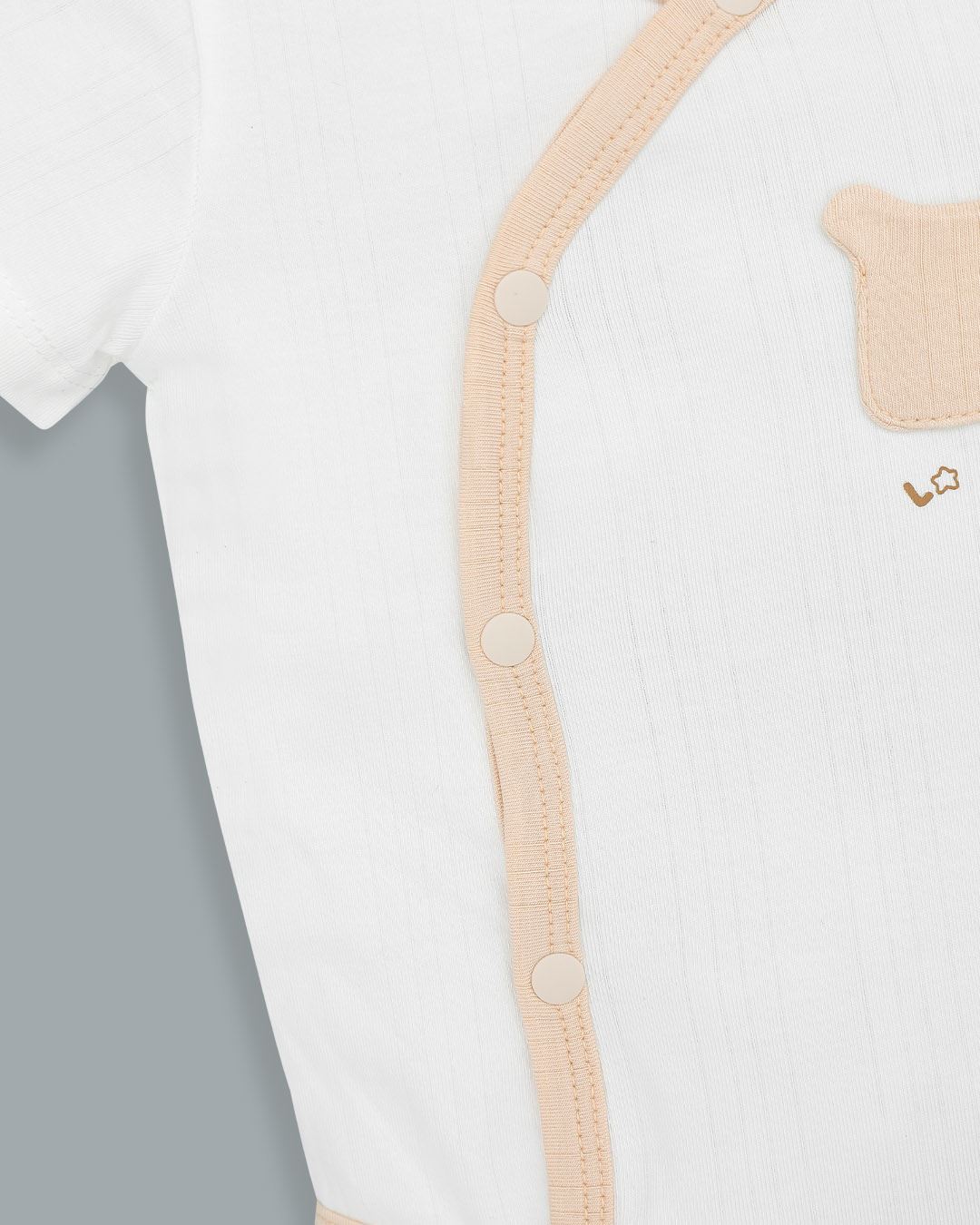 Bodysuit cài chéo gấu con ngộ nghĩnh La Pomme màu trắng - be 8