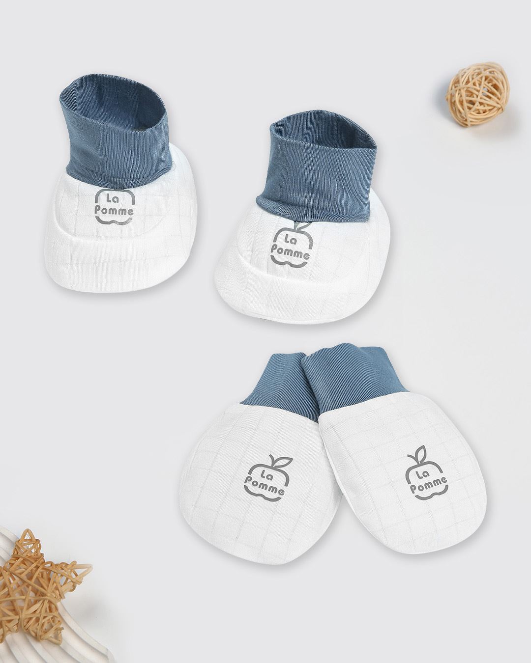 Set bao tay, bao chân bé yêu vui nhộn La Pomme màu trắng - xanh dương (0 - 3 tháng) 2
