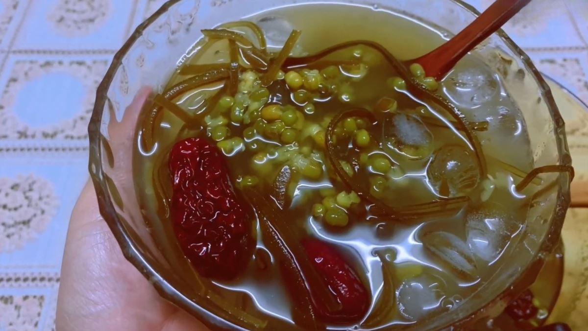 Cách nấu chè đậu xanh táo đỏ