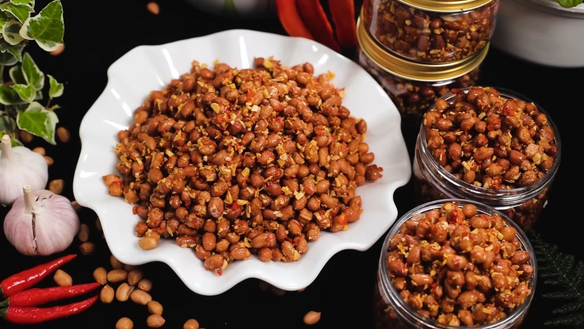 Cách làm lạc rang tỏi ớt (lạc rang cháy tỏi)