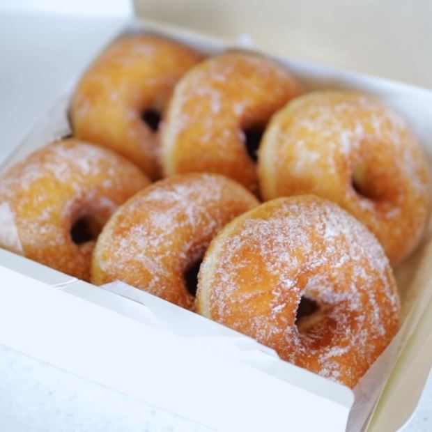 Cách làm bánh donut phủ đường mềm ngon đơn giản mà không cần máy trộn bột
