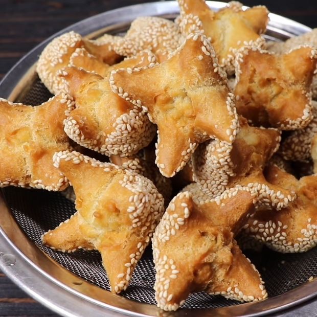 Cách làm bánh cười (bánh mặt cười) truyền thống với chảo chiên ngập dầu
