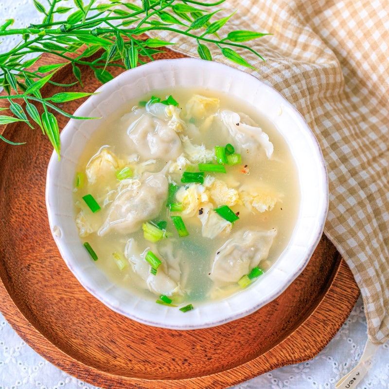 Cách nấu canh sủi cảo ấm nóng, ngọt thanh với nồi gang cho bữa tối mưa lạnh