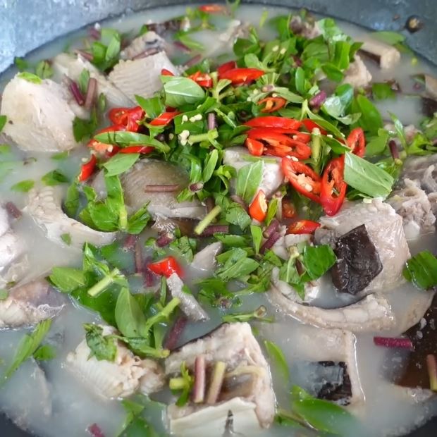 Cách làm cá đuối nấu mẻ ăn lẩu cay cay thơm ngon với nồi lẩu điện tại nhà