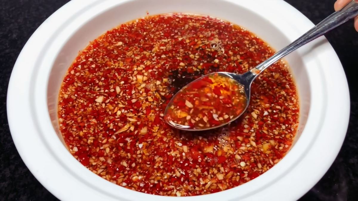 Cách pha nước mắm tỏi ớt chua ngọt chấm món nào cũng ngon với máy xay
