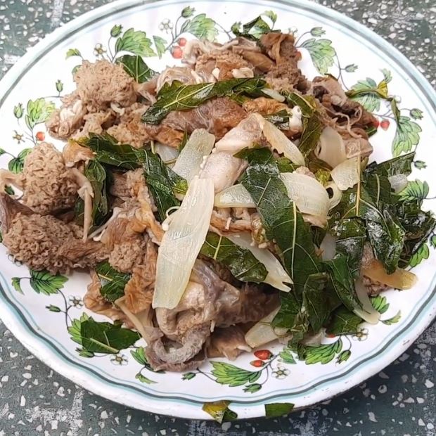 Cách chế biến nhau thai bò xào với hành tây và lá cách bằng chảo hai quai