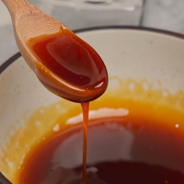 Bí quyết nấu nước màu kho thịt cá đơn giản, bảo quản được lâu với chảo nấu