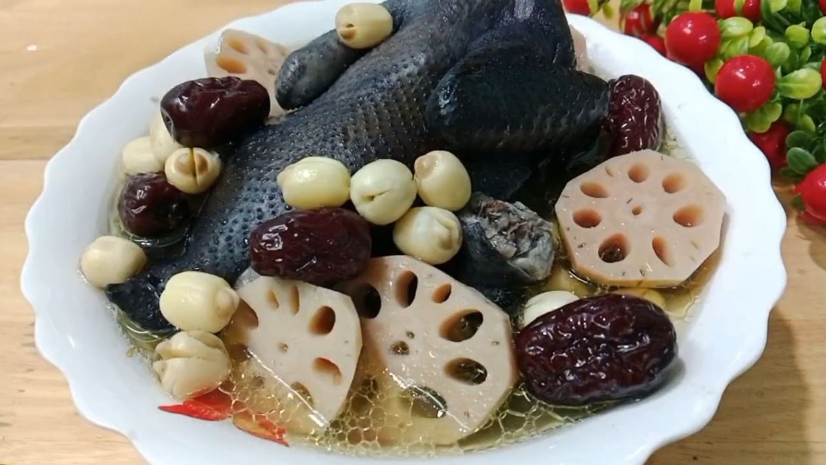 Cách làm gà ác hầm hạt sen táo đỏ