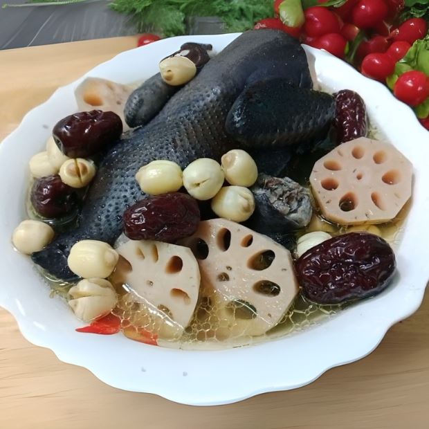 Cách làm gà ác hầm hạt sen táo đỏ bằng nồi cơm điện để tẩm bổ cho cả nhà