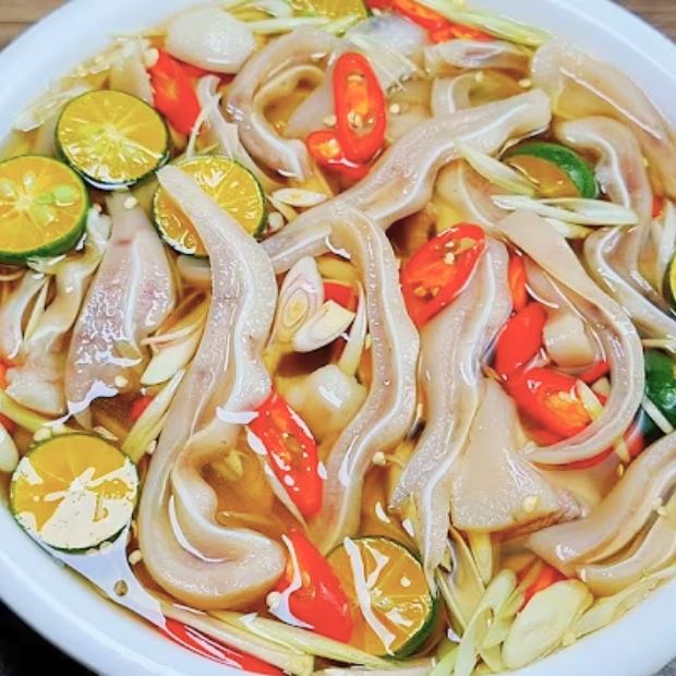 Cách làm tai heo ngâm sả tắc chua ngọt giòn dai ngon miệng tại nhà với nồi