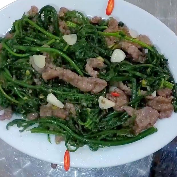 Cách làm món rau dớn xào thịt bò nhanh chóng bằng chảo cho bữa cơm dân dã