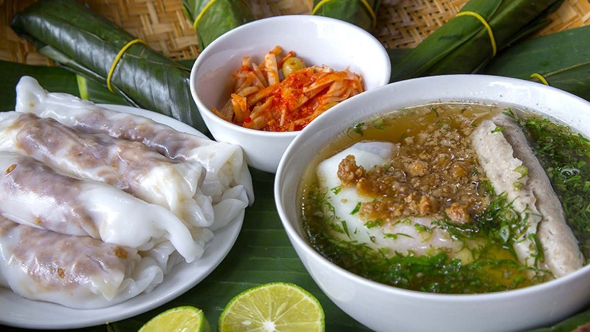 Cho bánh cuốn và trứng vào tô sau đó chang nước dùng vào, topping sẽ là chả lá ăn kèm.