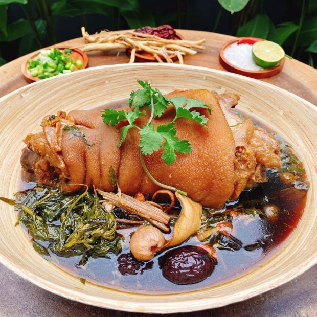 Cách làm chân giò hầm nguyên cái với thuốc bắc và nấm bằng nồi cơm điện