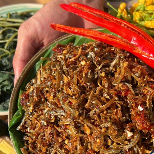 Cách làm cá cơm khô rim mắm đường ăn cơm chỉ bằng chảo chiên ngập dầu