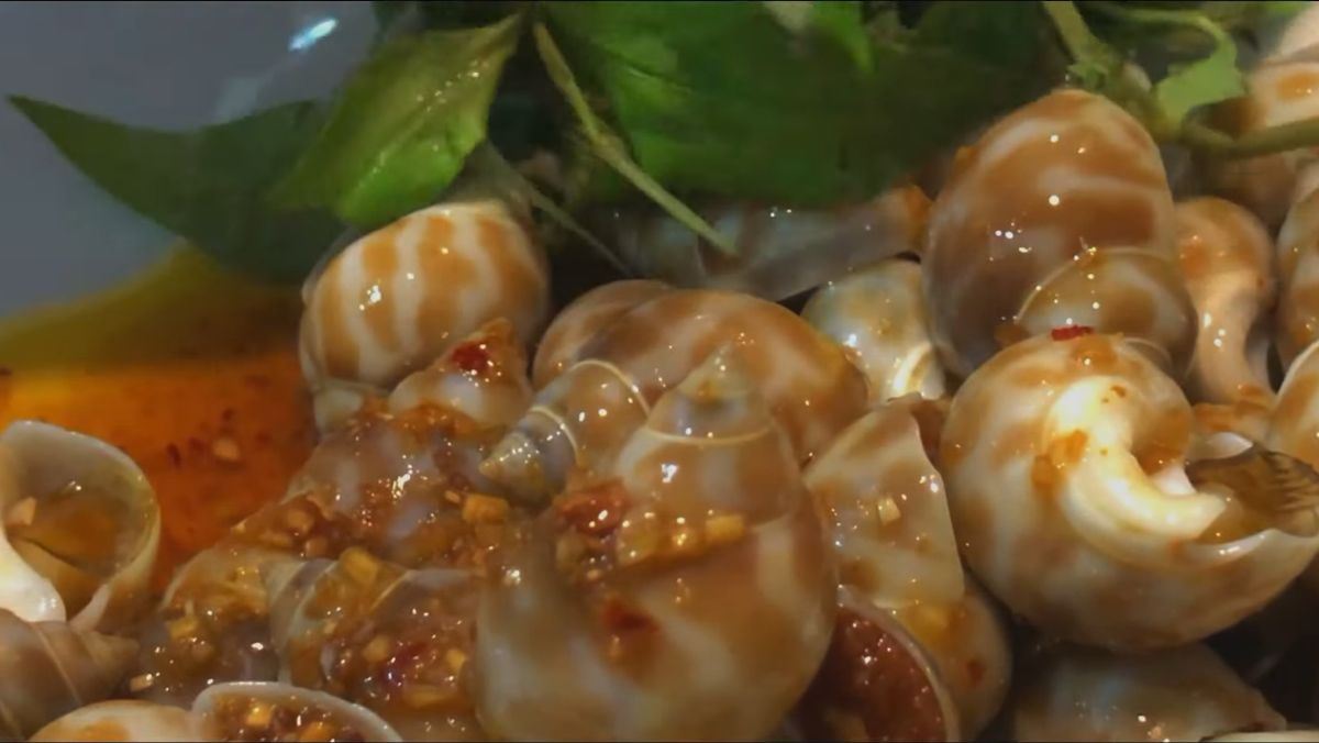 Ốc hương xào bơ tỏi chấm bánh mì