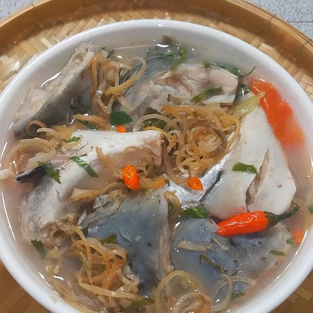 Cách làm hoa chuối nấu canh chua đầu cá hồi cơm mẻ thơm ngon, không tanh