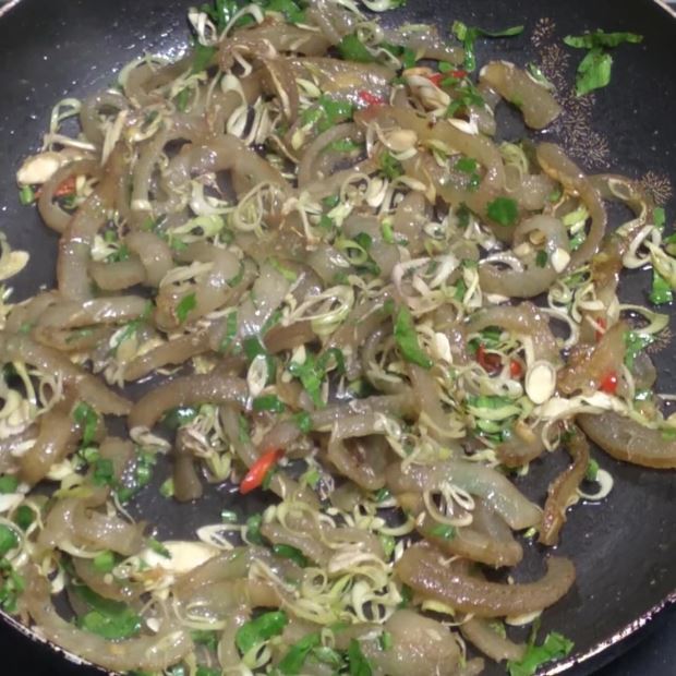 Cách làm da trâu xào sả ớt giòn sần sật cực lạ miệng cho bữa cơm gia đình