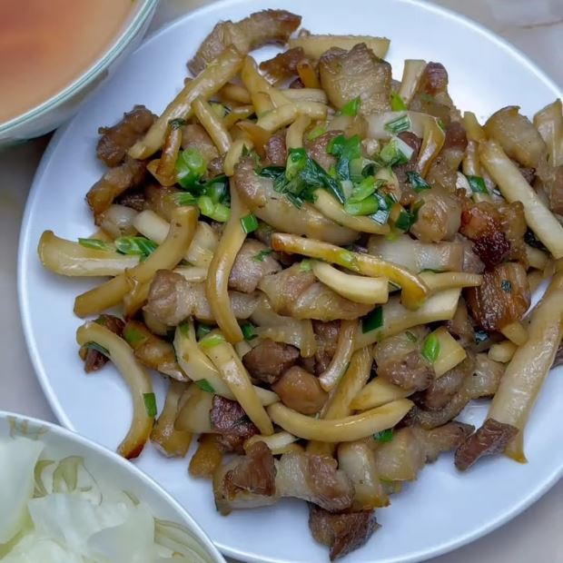 Cách làm thịt rang dừa giòn ngon, ăn là ghiền cho mâm cơm thêm hấp dẫn