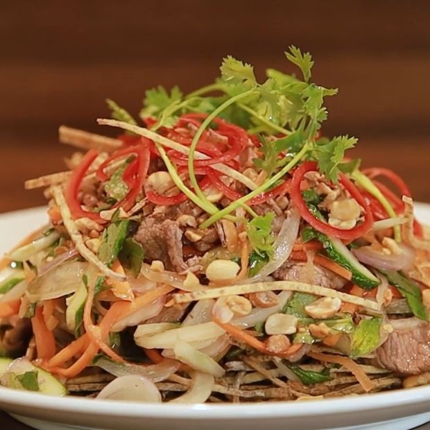 Học ngay món gỏi bò khoai môn chiên giòn lạ miệng, giòn rụm cực hấp dẫn