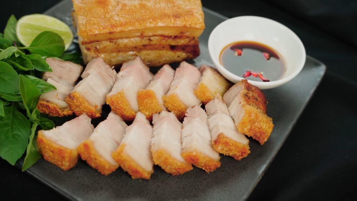 thịt lợn quay giòn bì