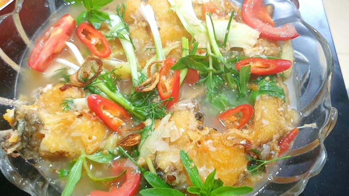 cá chép giòn nấu canh chua