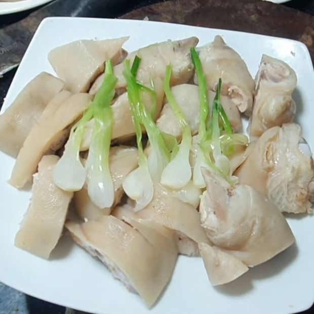 Mách bạn bí quyết làm móng giò luộc trắng giòn, không hôi cực dễ tại nhà