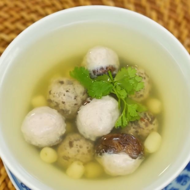 Cách nấu canh mọc nấm hương ngọt thanh chuẩn vị cho mâm cỗ Tết Hà Nội