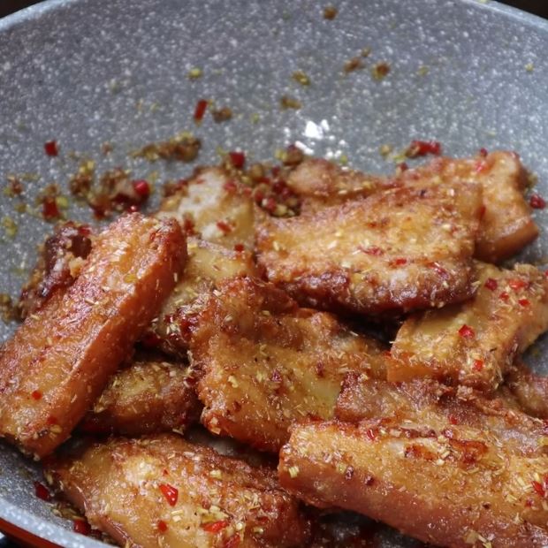 Cách làm thịt ba chỉ chiên sả ớt thơm giòn đậm đà hao cơm với chảo sâu lòng