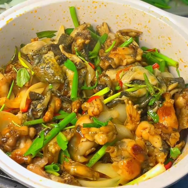 Cách làm ếch xào sa tế hành tây thơm lừng, cay tê đậm đà cực hao cơm