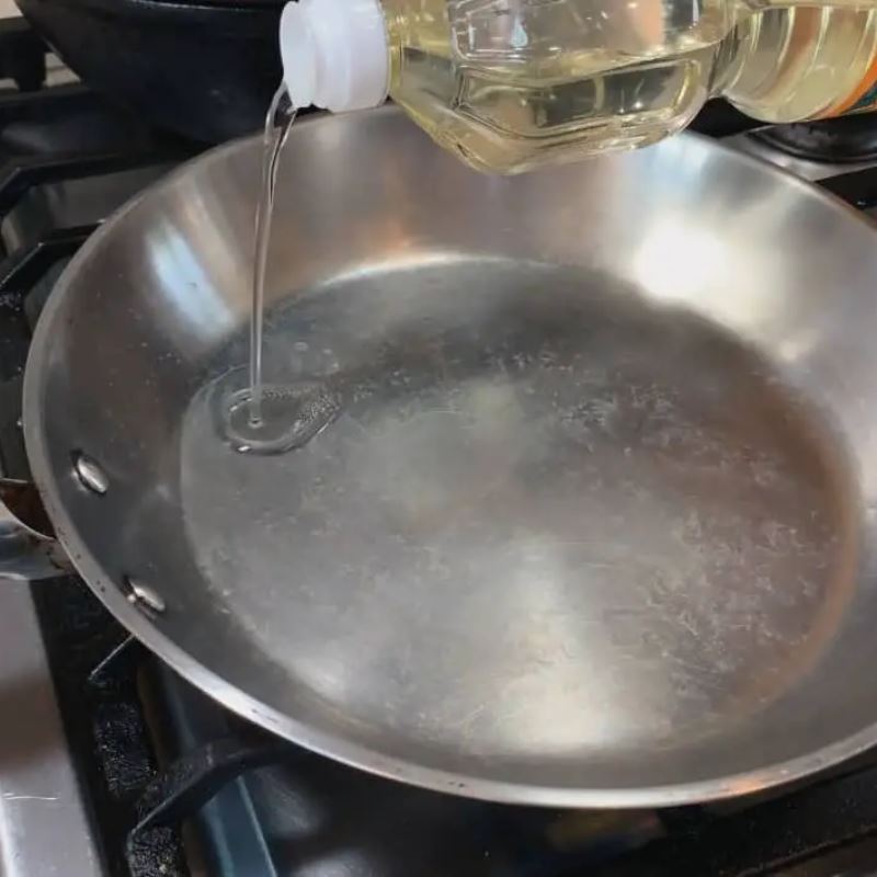 Cách tôi chảo inox mới mua đúng cách để chống dính tự nhiên khi chiên rán