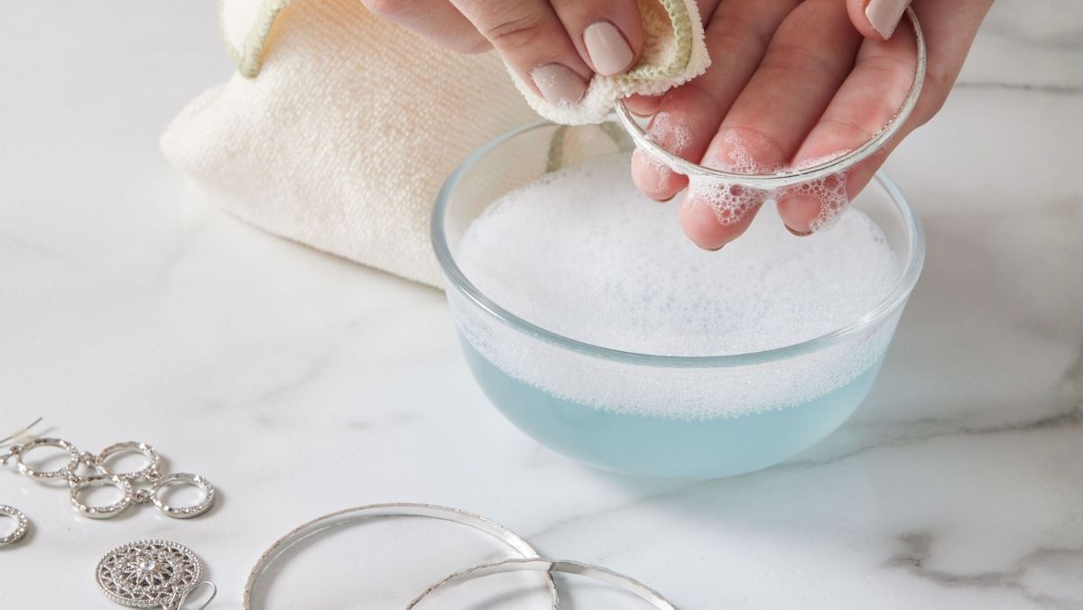 Khám phá 10 cách làm sáng bạc tại nhà với các nguyên liệu có sẵn trong bếp