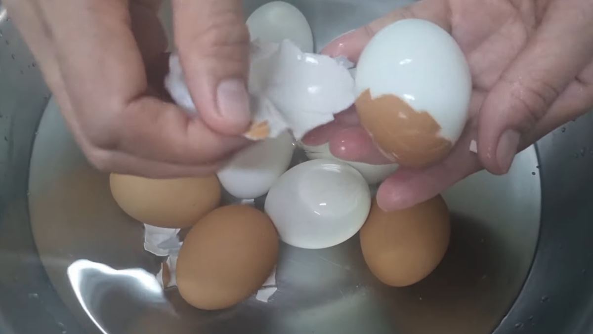 Cách luộc trứng dễ bóc