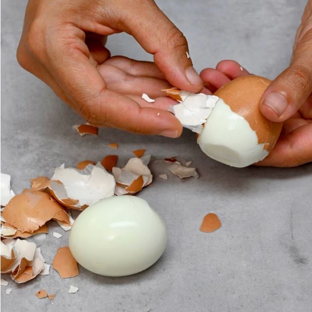Cách luộc trứng dễ bóc