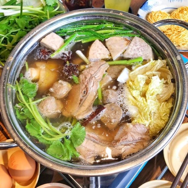 Lẩu đuôi bò ăn với rau gì