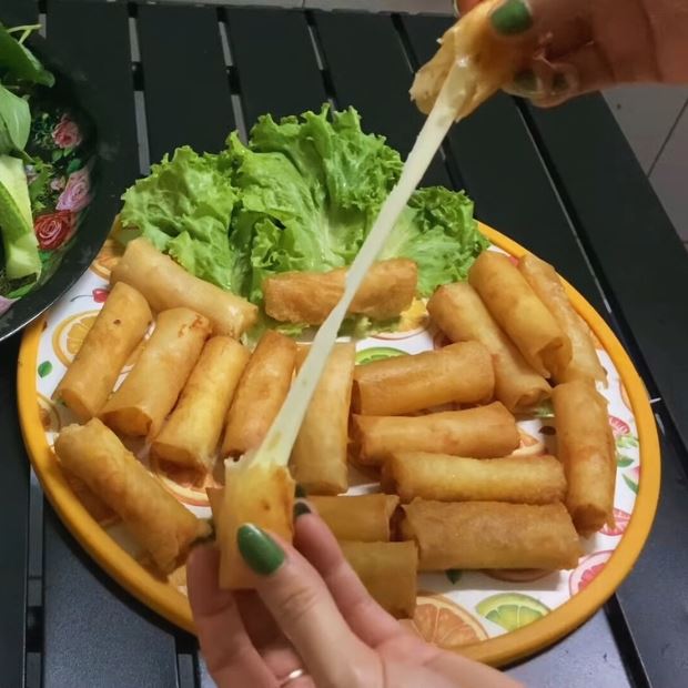 Cách làm chả giò hải sản phô mai kéo sợi giòn thơm với chảo chiên ngập dầu