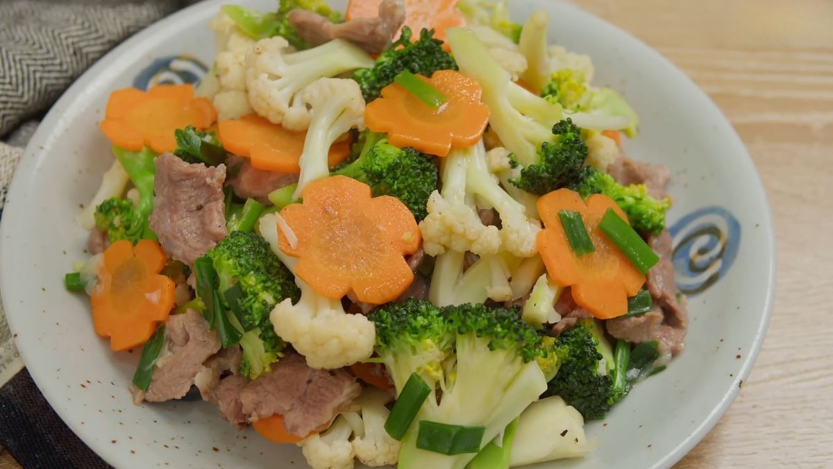 Cách làm súp lơ xào thịt heo