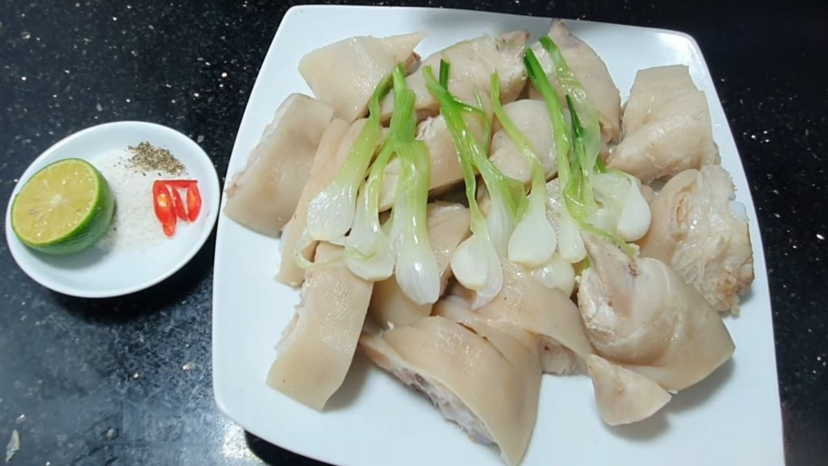 ách bạn bí quyết làm móng giò luộc